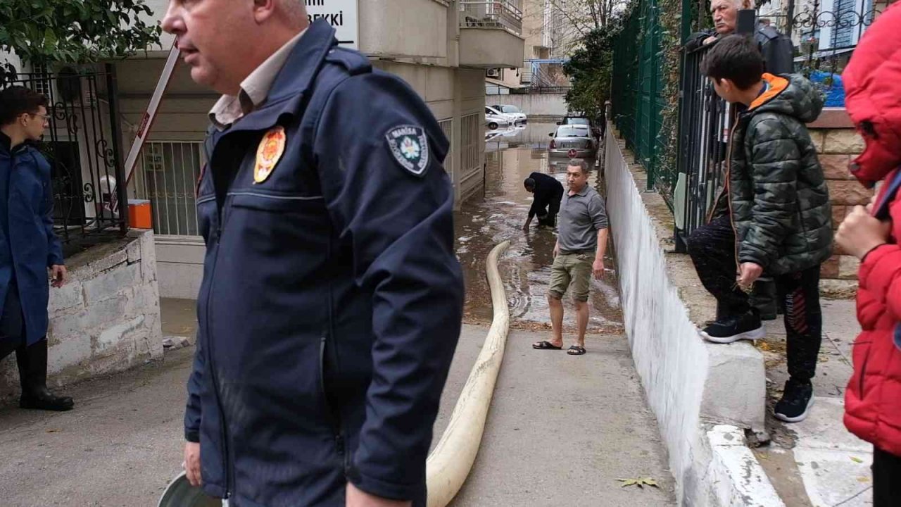 Şiddetli yağış hayatı olumsuz etkiledi, vatandaşlar evlerde mahsur kaldı