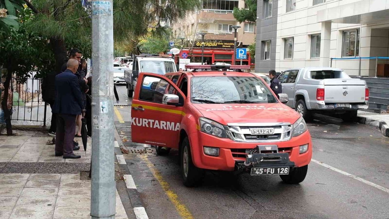 Şiddetli yağış hayatı olumsuz etkiledi, vatandaşlar evlerde mahsur kaldı