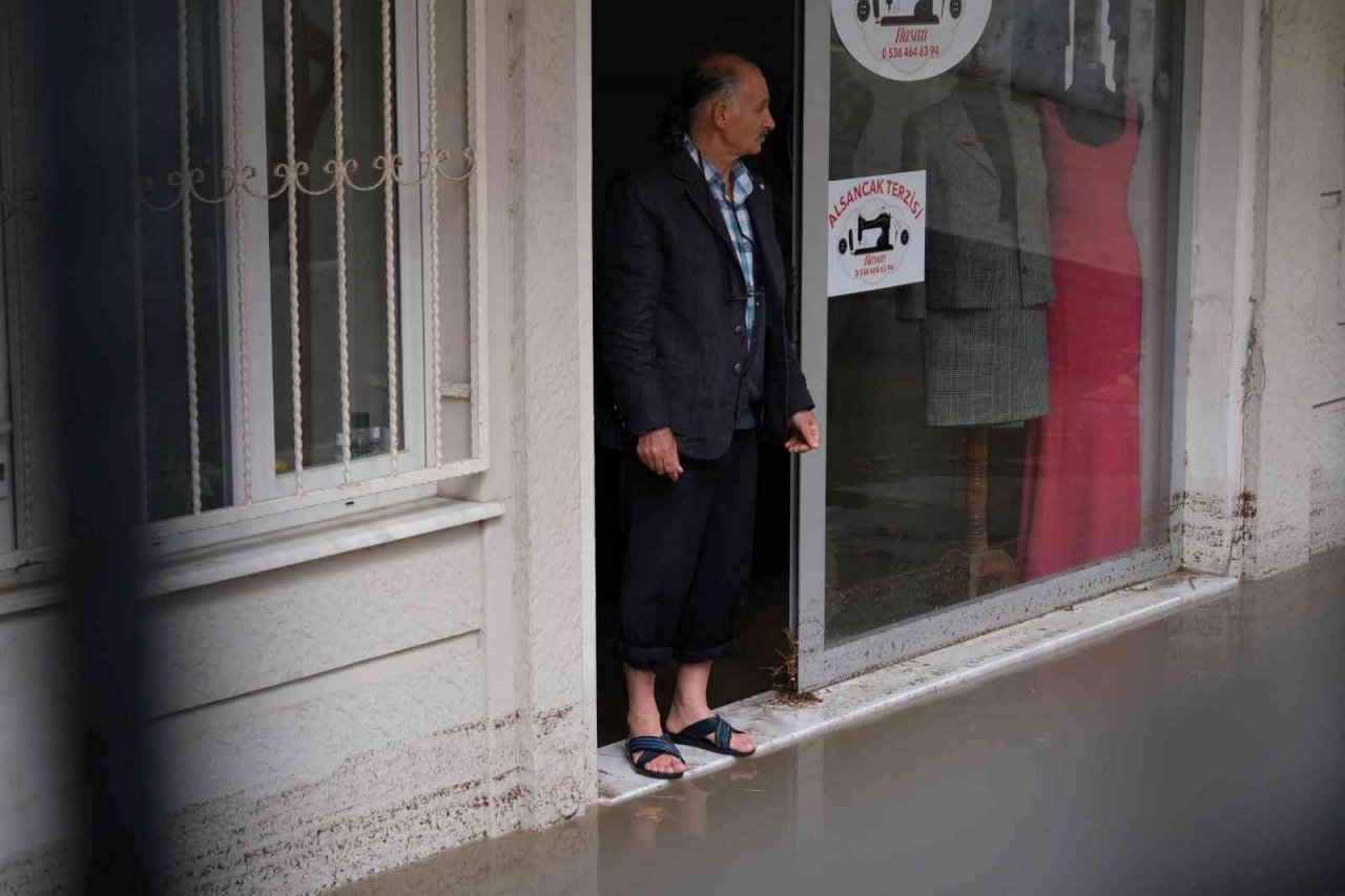 Şiddetli yağış hayatı olumsuz etkiledi, vatandaşlar evlerde mahsur kaldı