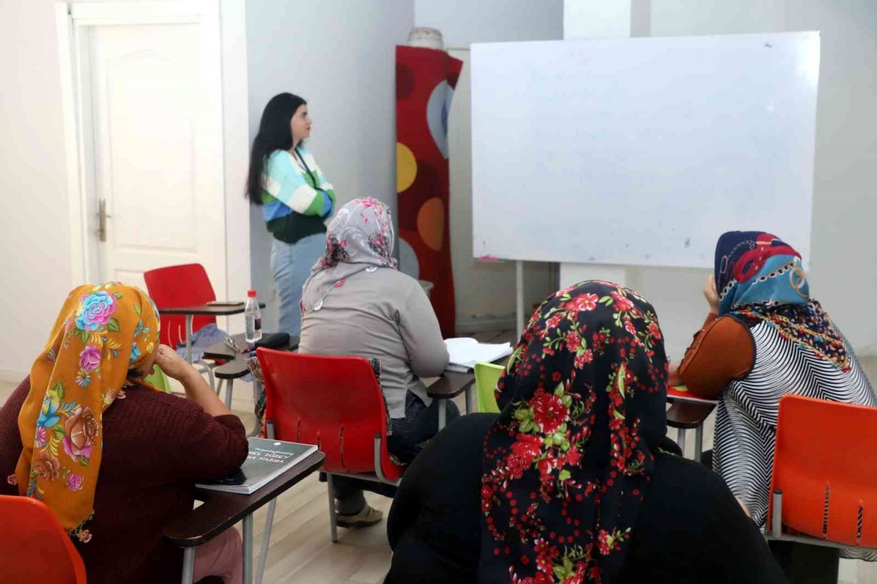 Akdeniz Belediyesi mahalle kültür ve sanat evlerinde birçok kurs veriliyor