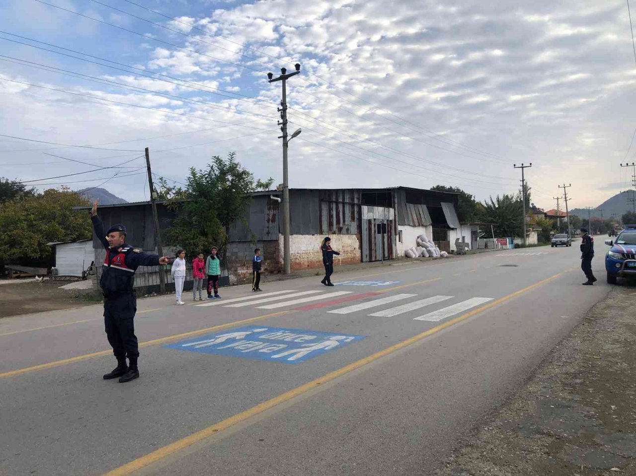 Jandarma’dan okullar çevresinde ve servis araçlarında denetim