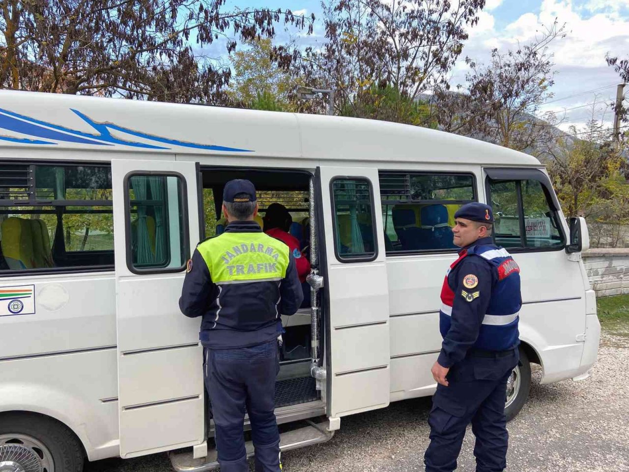 Jandarma’dan okullar çevresinde ve servis araçlarında denetim