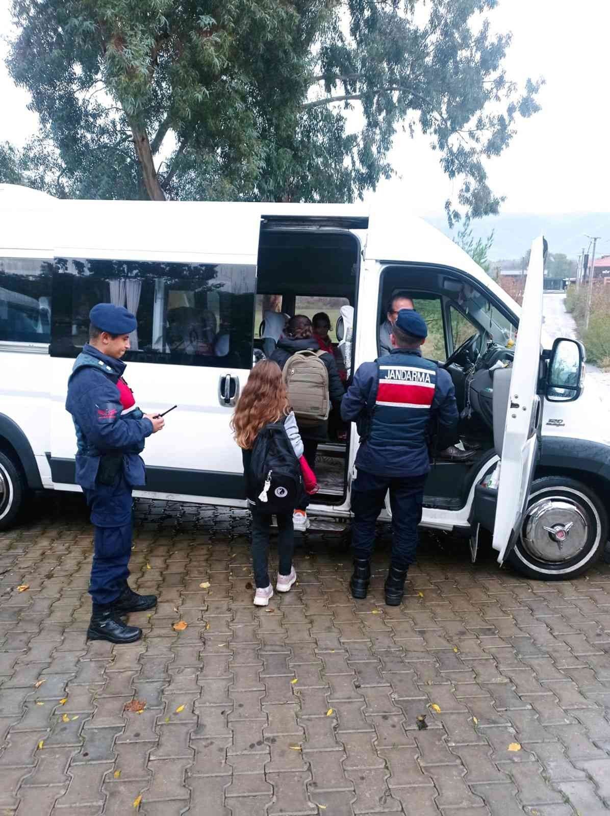 Jandarma’dan okullar çevresinde ve servis araçlarında denetim