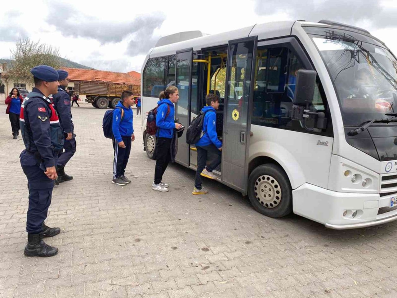 Jandarma’dan okullar çevresinde ve servis araçlarında denetim