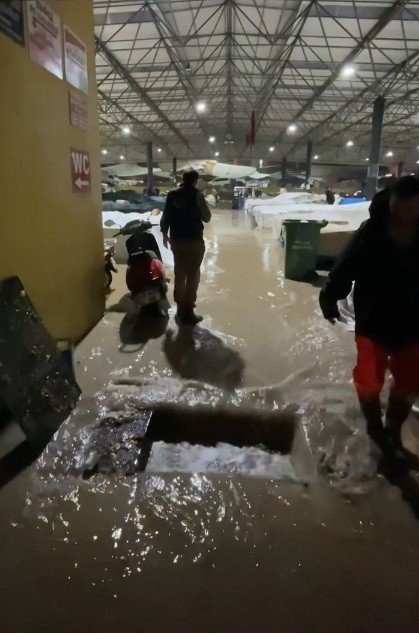 Muğla’da şiddetli yağış semt pazarını sular altında bıraktı