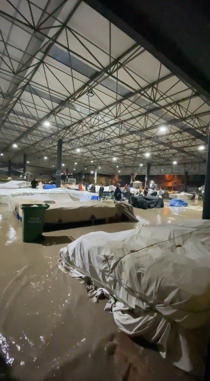 Muğla’da şiddetli yağış semt pazarını sular altında bıraktı