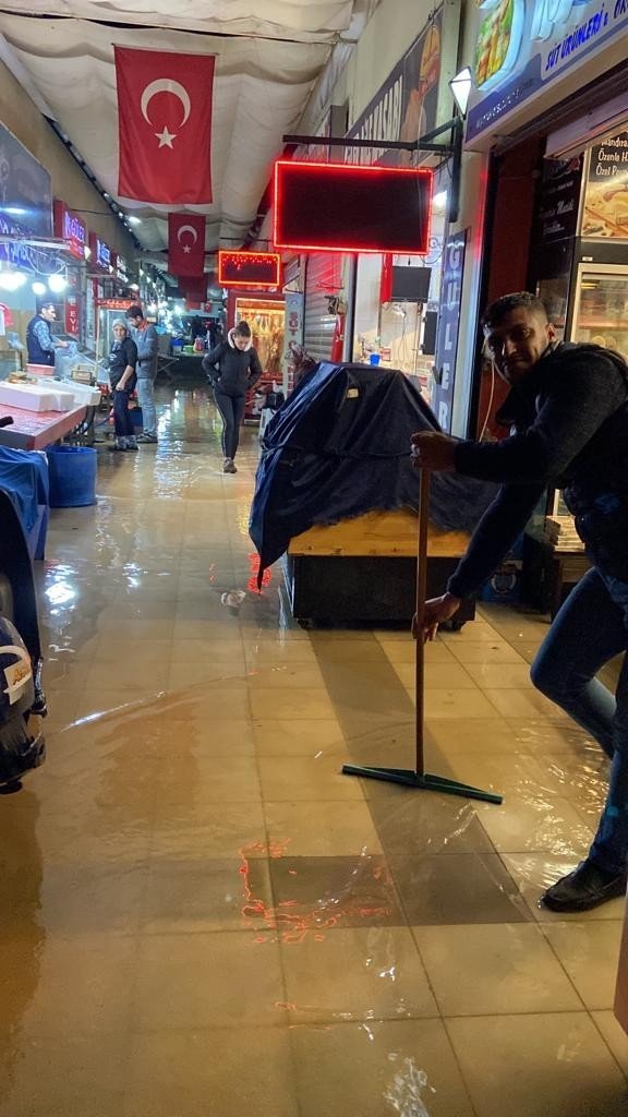 Muğla’da şiddetli yağış semt pazarını sular altında bıraktı