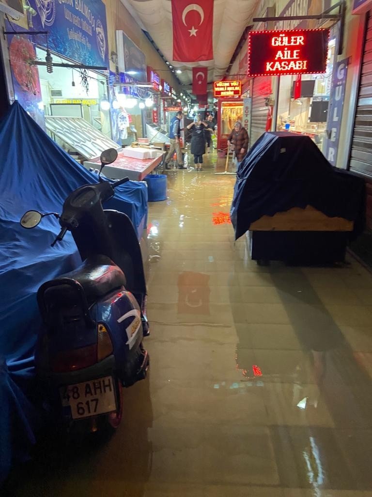 Muğla’da şiddetli yağış semt pazarını sular altında bıraktı