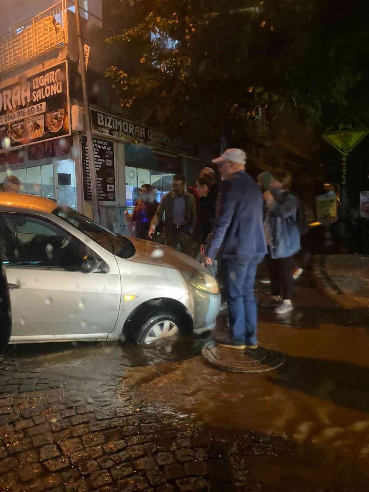 Muğla’da şiddetli yağış semt pazarını sular altında bıraktı