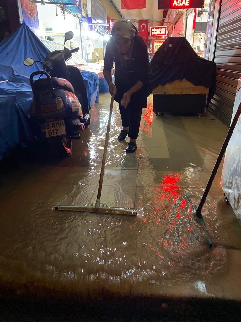 Muğla’da şiddetli yağış semt pazarını sular altında bıraktı