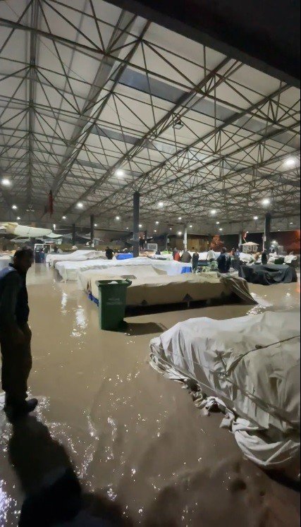 Muğla’da şiddetli yağış semt pazarını sular altında bıraktı