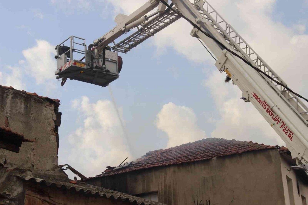 Metruk evdeki yangında bitişiğindeki evde hasar gördü