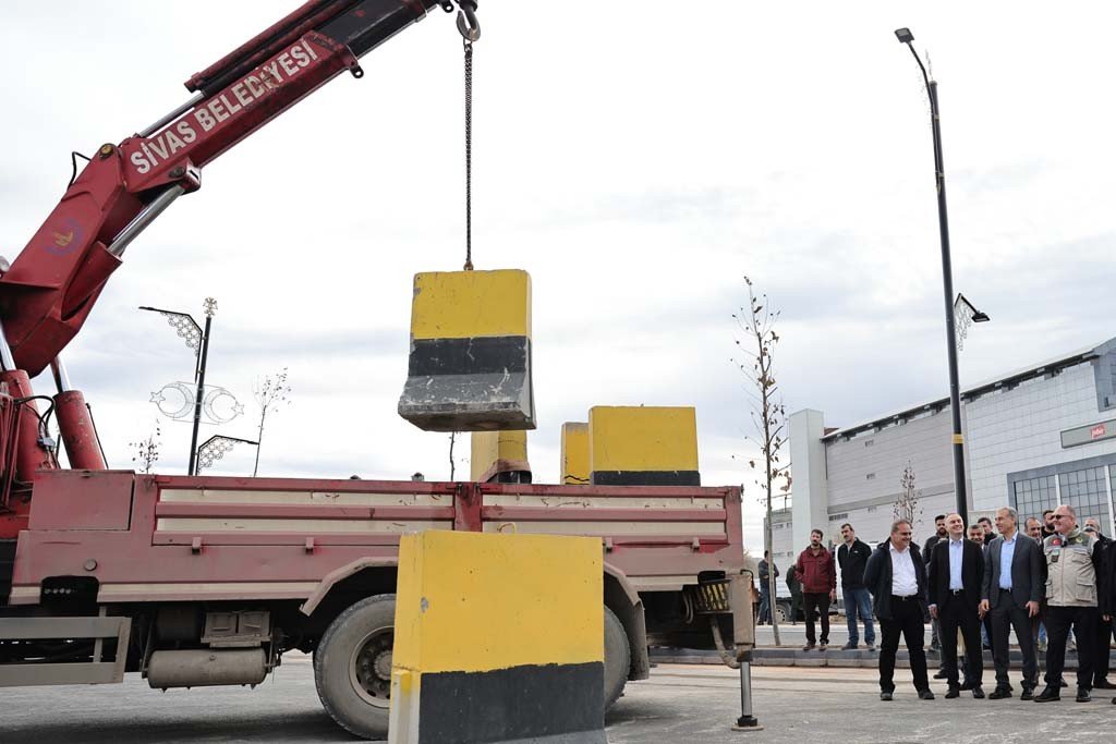 Cumhurbaşkanının adını taşıyor, beklenen bulvar trafiğe açıldı