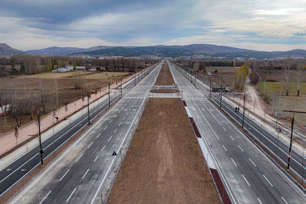 Cumhurbaşkanının adını taşıyor, beklenen bulvar trafiğe açıldı