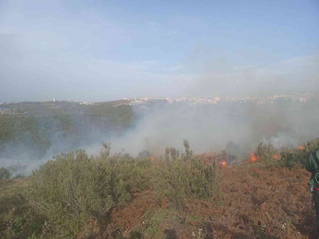 Sultangazi’de çalılık alanda korkutan yangın