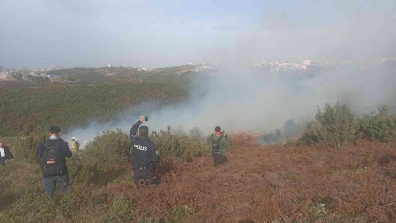 Sultangazi’de çalılık alanda korkutan yangın