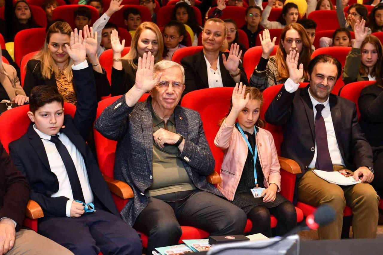 ’Çocuk Meclisi’ üyeleri mazbatalarını Mansur Yavaş’tan aldı