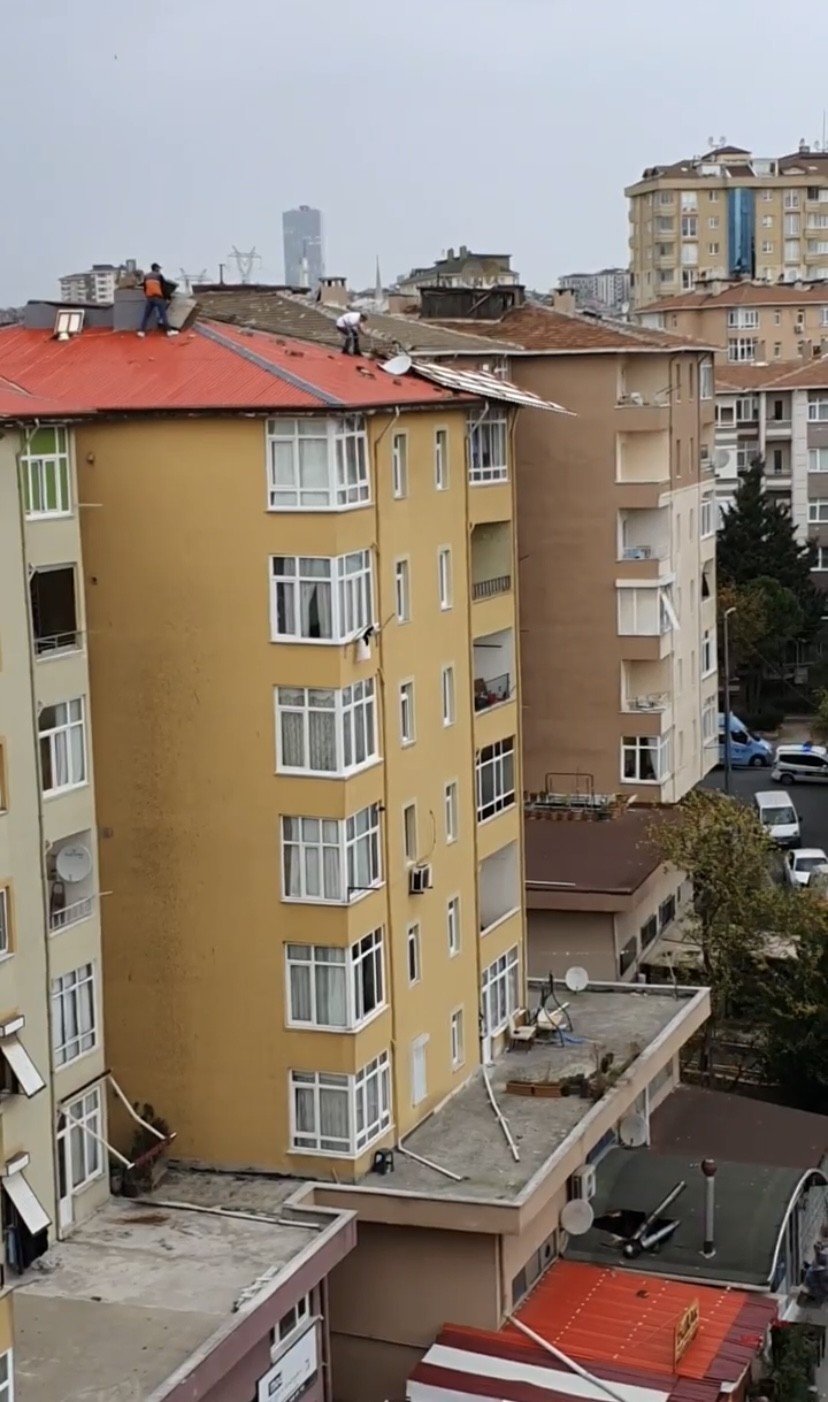 Ümraniye’de pes dedirten görüntü: Çatı parçalarının uçmaması için canlarını hiçe saydılar