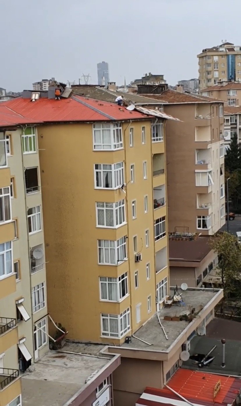 Ümraniye’de pes dedirten görüntü: Çatı parçalarının uçmaması için canlarını hiçe saydılar