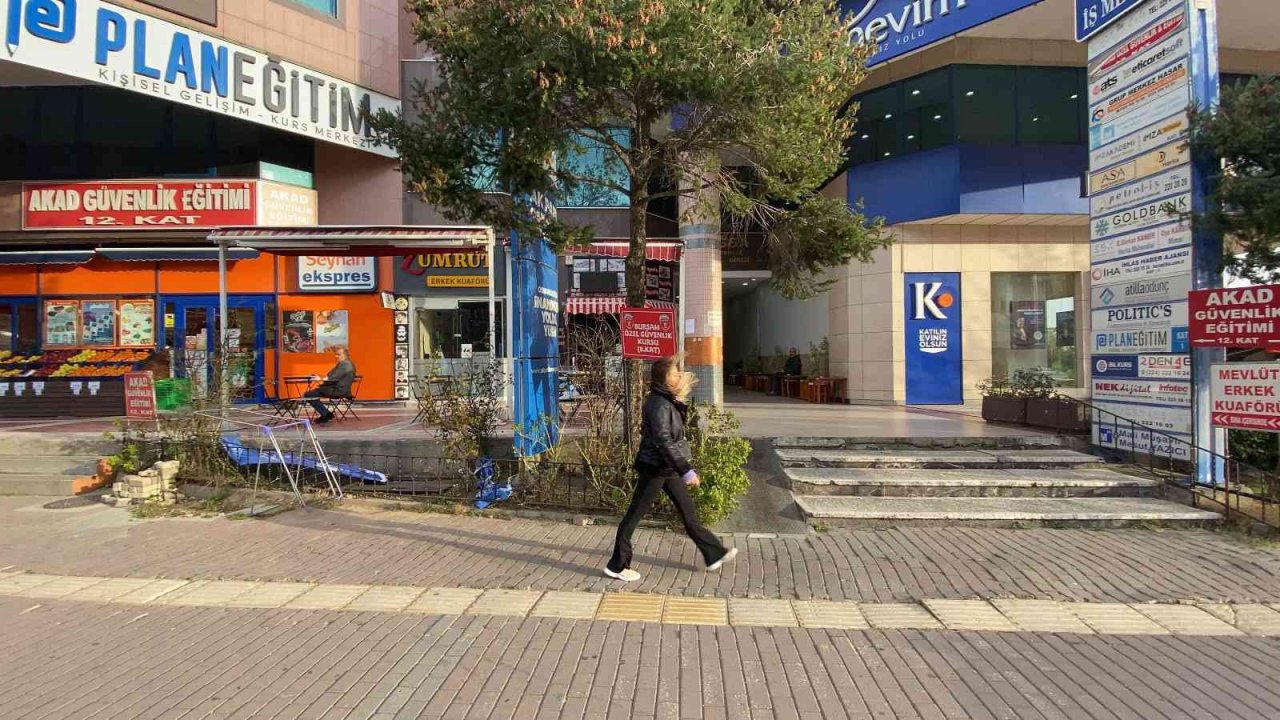 Bursa’da şiddetli lodos hayatı olumsuz etkiliyor