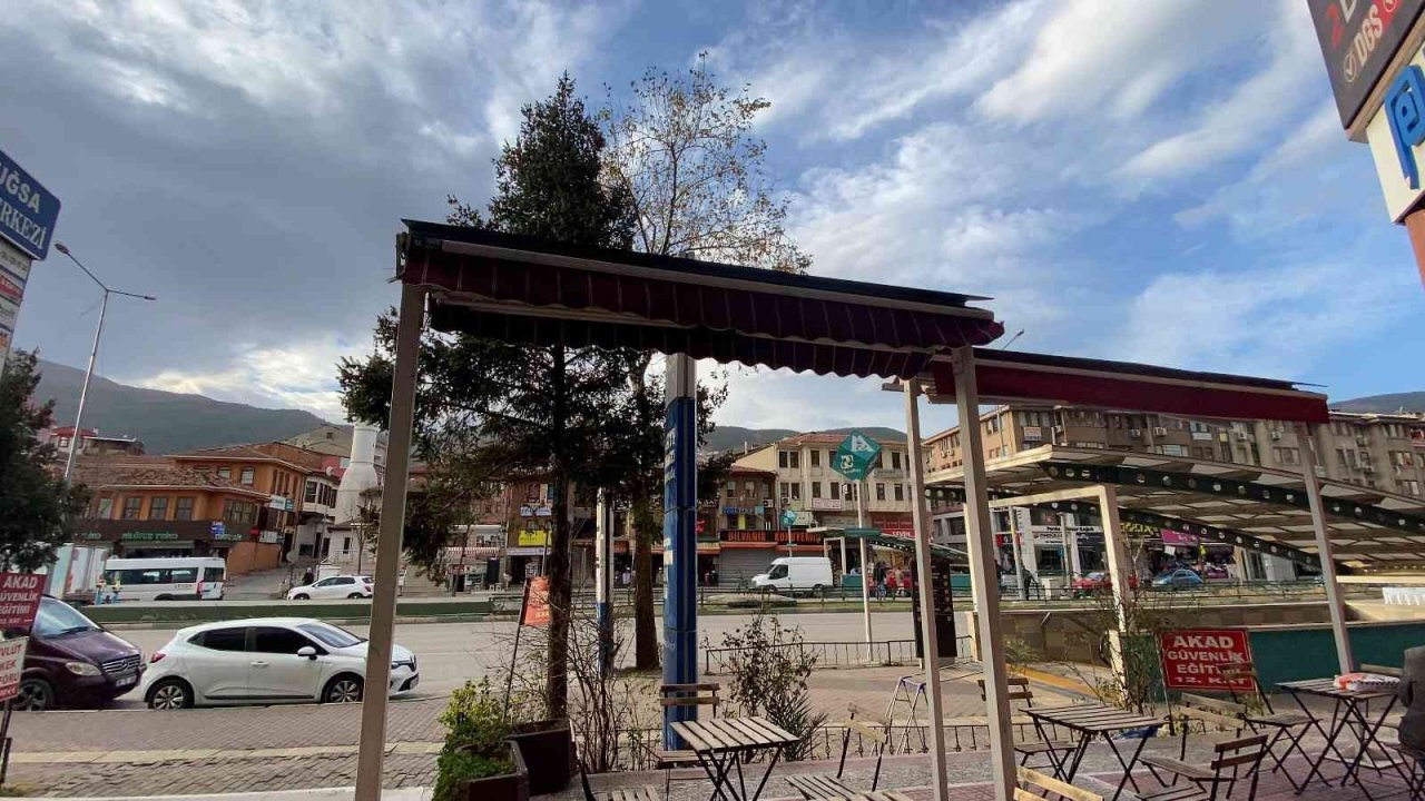 Bursa’da şiddetli lodos hayatı olumsuz etkiliyor