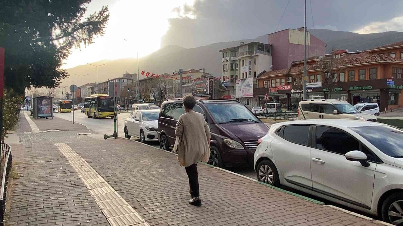 Bursa’da şiddetli lodos hayatı olumsuz etkiliyor