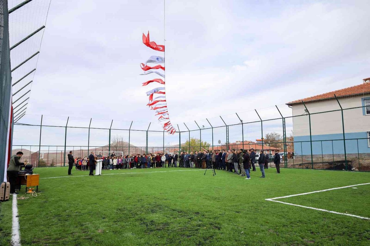 Yahyalı’ya yeni halı saha