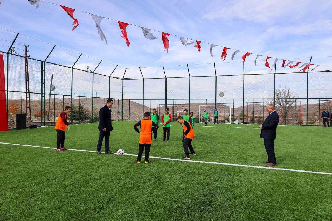 Yahyalı’ya yeni halı saha