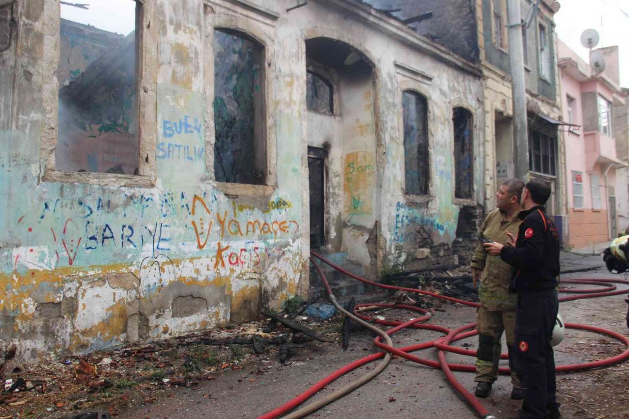 Metruk evdeki yangında bitişiğindeki evde hasar gördü