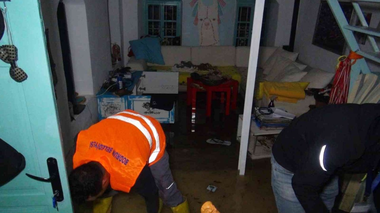 Bodrum’da yollar kapandı, evleri su bastı