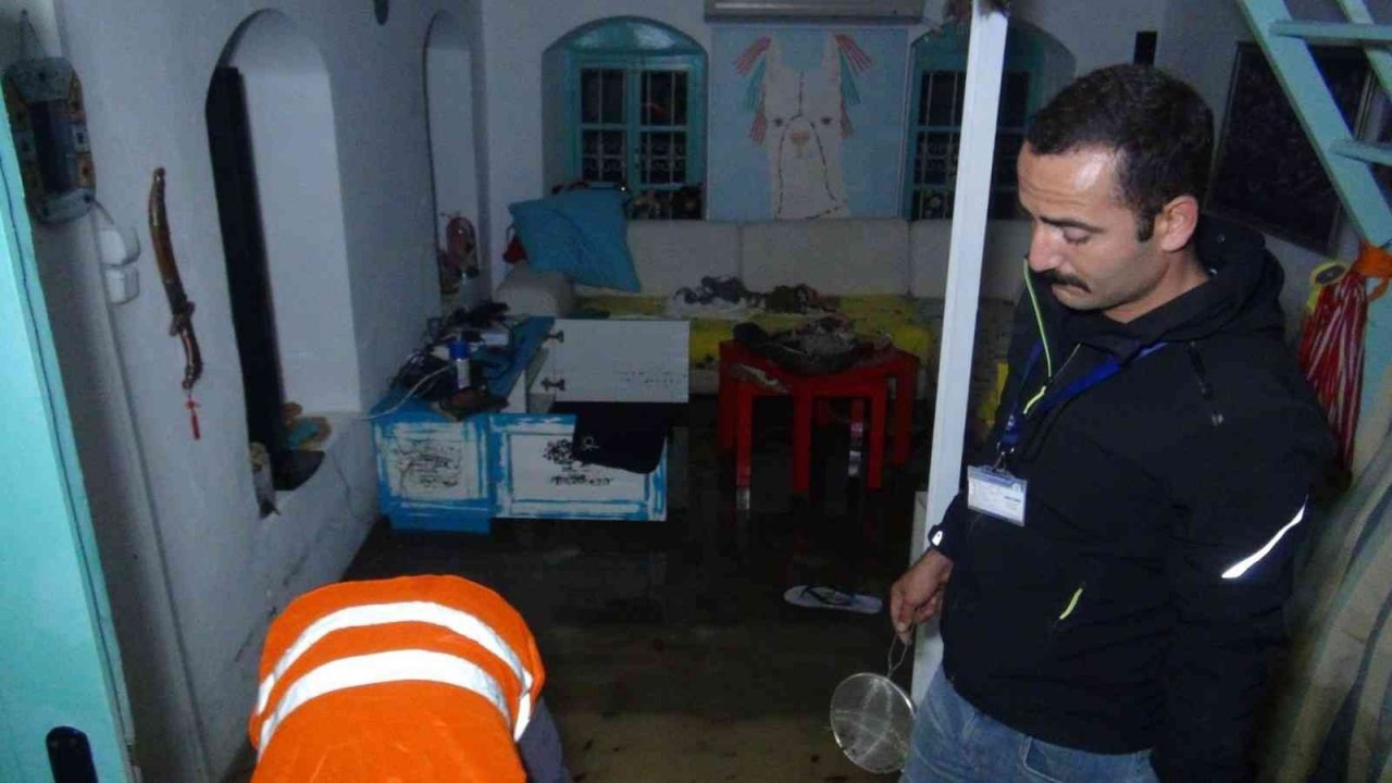 Bodrum’da yollar kapandı, evleri su bastı