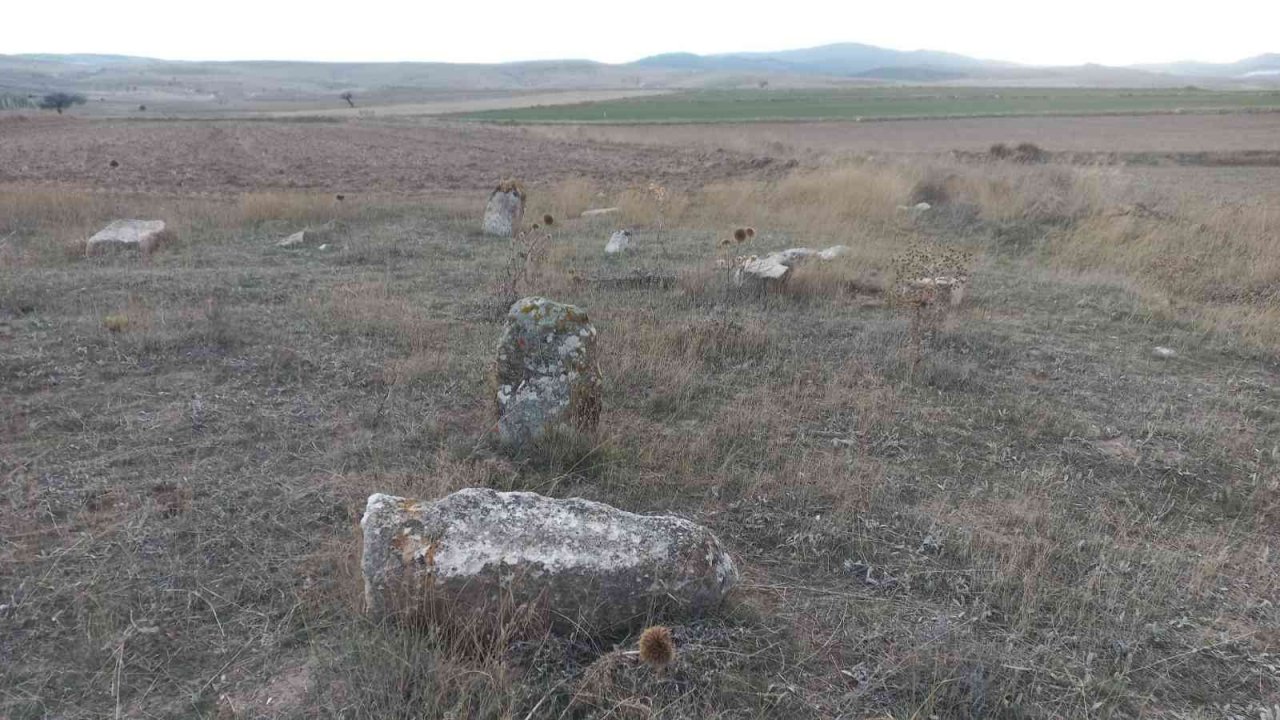 Selçuklu ve Osmanlı döneminden kalma mezarlara köylüler sahip çıktı