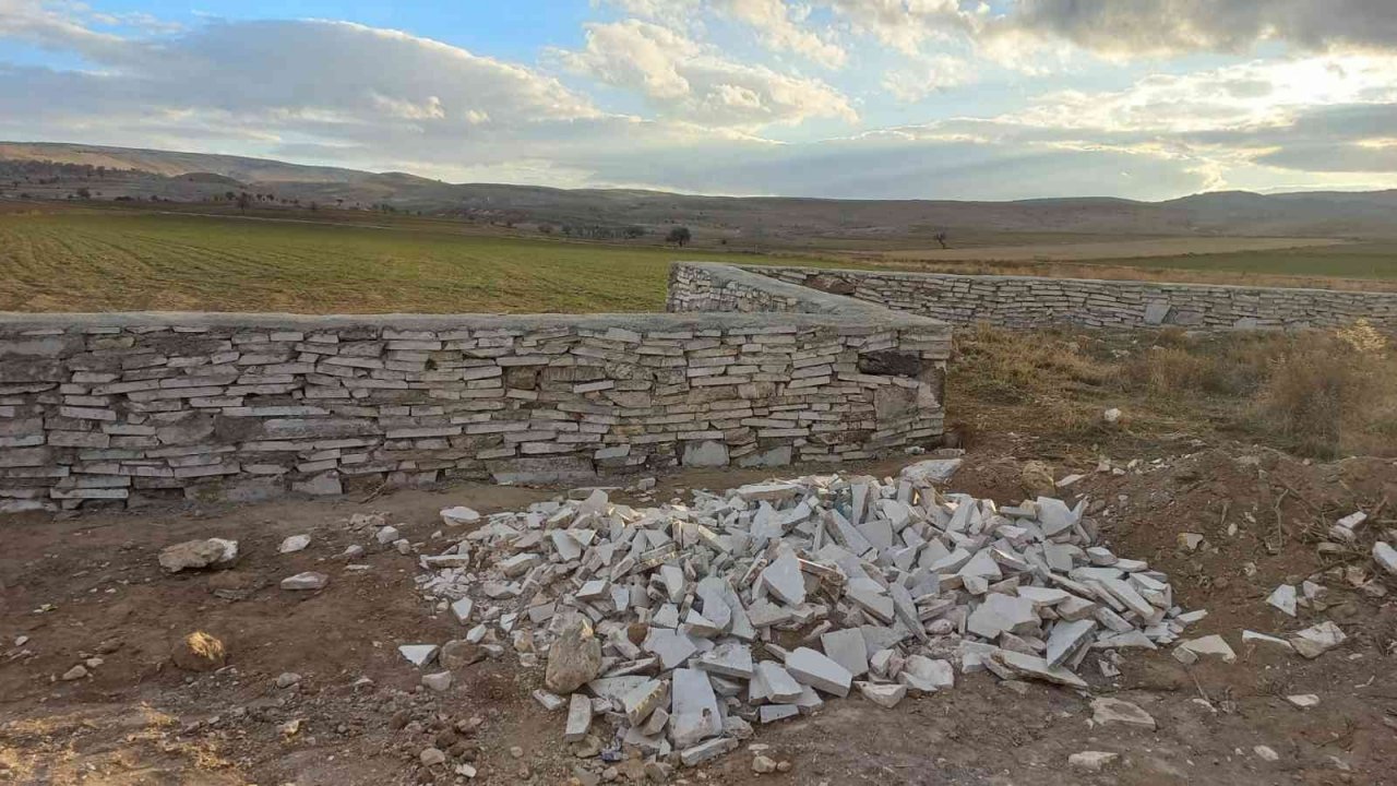 Selçuklu ve Osmanlı döneminden kalma mezarlara köylüler sahip çıktı