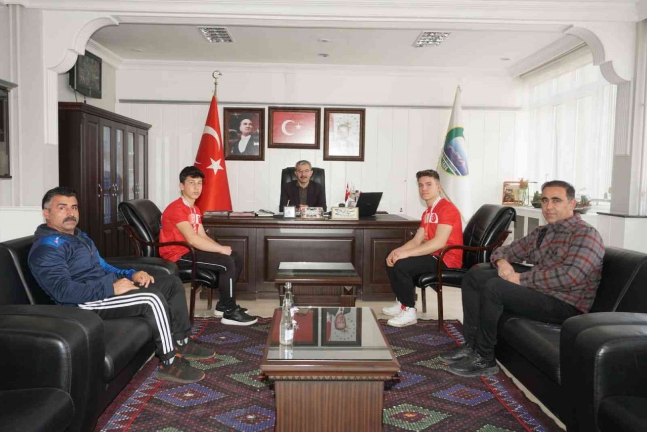 Dünya şampiyonları, başarılarını Başkan Vural ile paylaştı