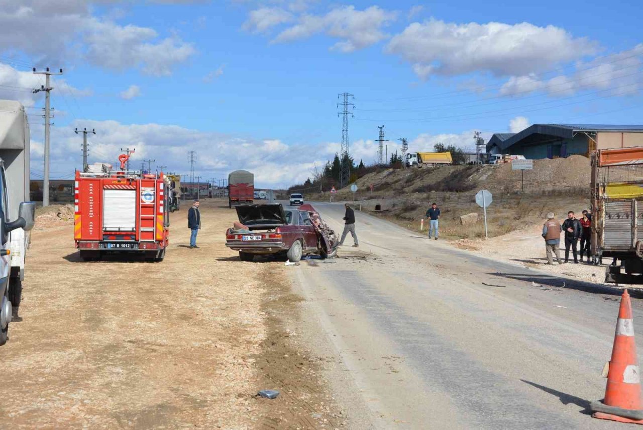 Kamyonla çarpışan otomobilin sürücüsü ağır yaralandı