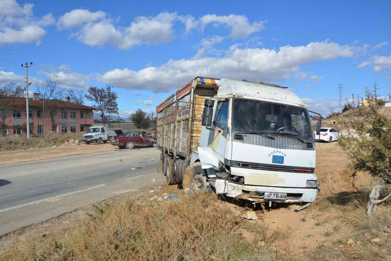 Kamyonla çarpışan otomobilin sürücüsü ağır yaralandı
