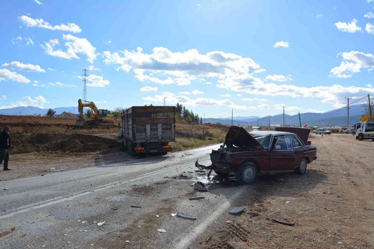 Kamyonla çarpışan otomobilin sürücüsü ağır yaralandı