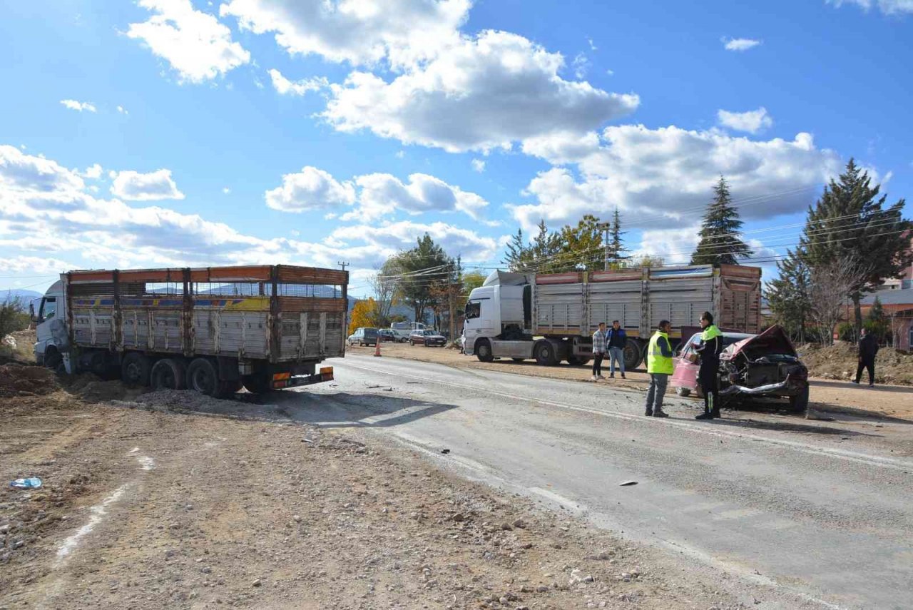 Kamyonla çarpışan otomobilin sürücüsü ağır yaralandı