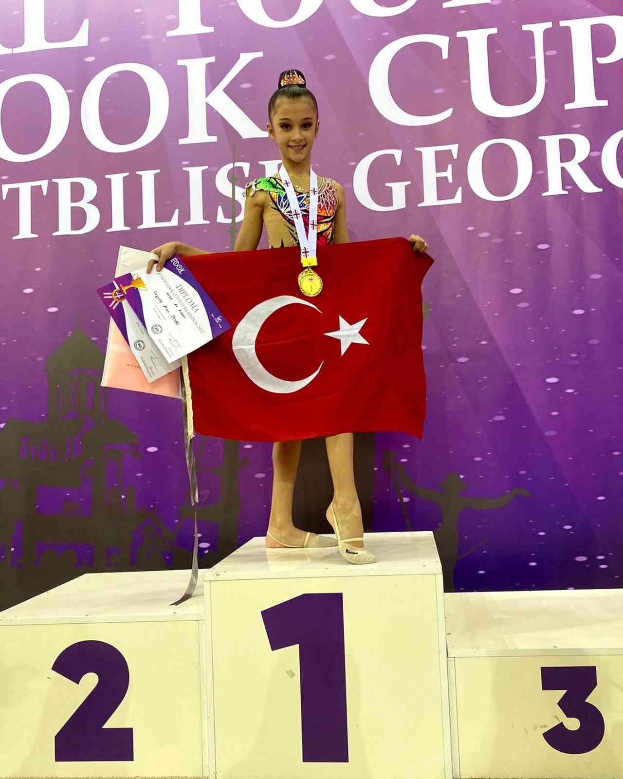 Antalyasporlu jimnastikçiler Tiflis’te kürsüden inmedi