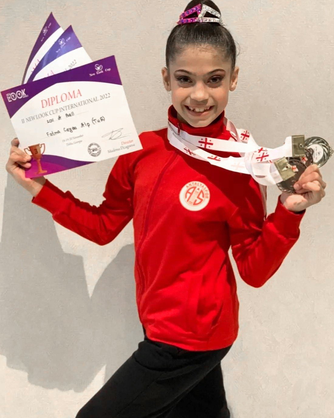 Antalyasporlu jimnastikçiler Tiflis’te kürsüden inmedi