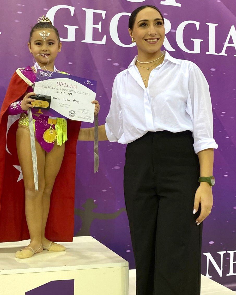 Antalyasporlu jimnastikçiler Tiflis’te kürsüden inmedi