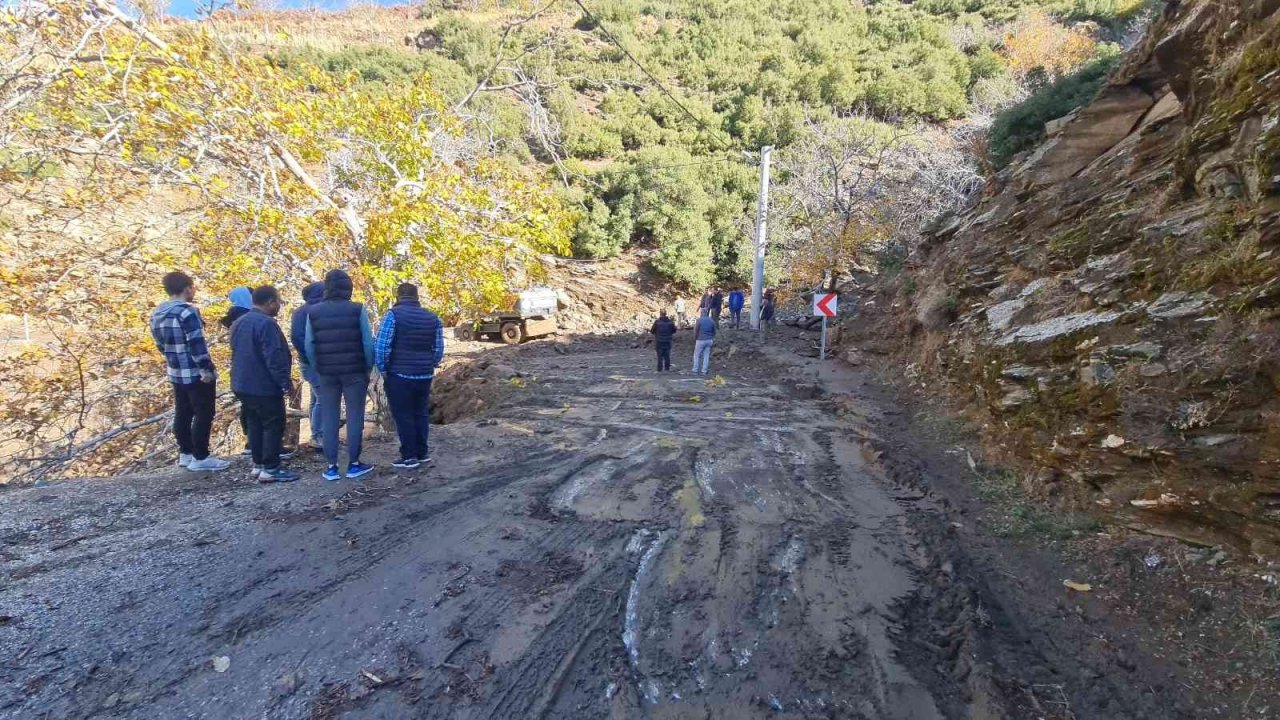 İzmir’de aşırı yağış sonrası oluşan heyelan yolu kapattı