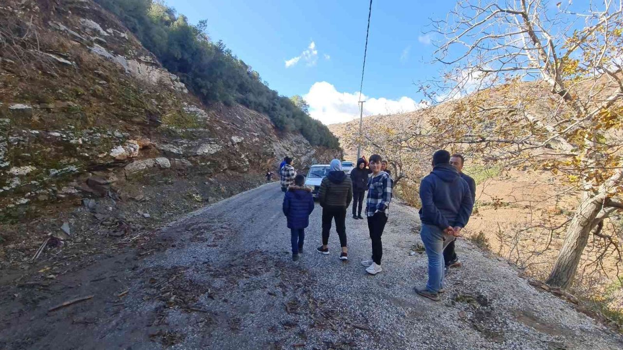 İzmir’de aşırı yağış sonrası oluşan heyelan yolu kapattı
