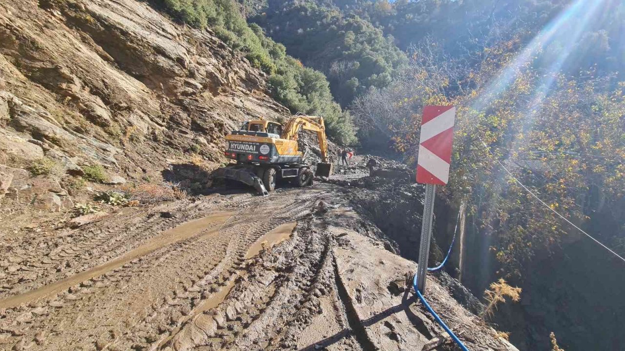 İzmir’de aşırı yağış sonrası oluşan heyelan yolu kapattı