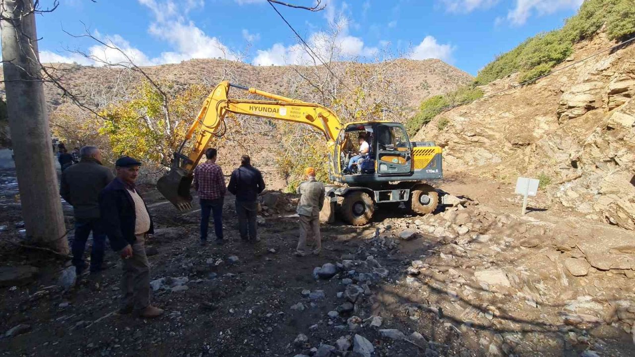 İzmir’de aşırı yağış sonrası oluşan heyelan yolu kapattı