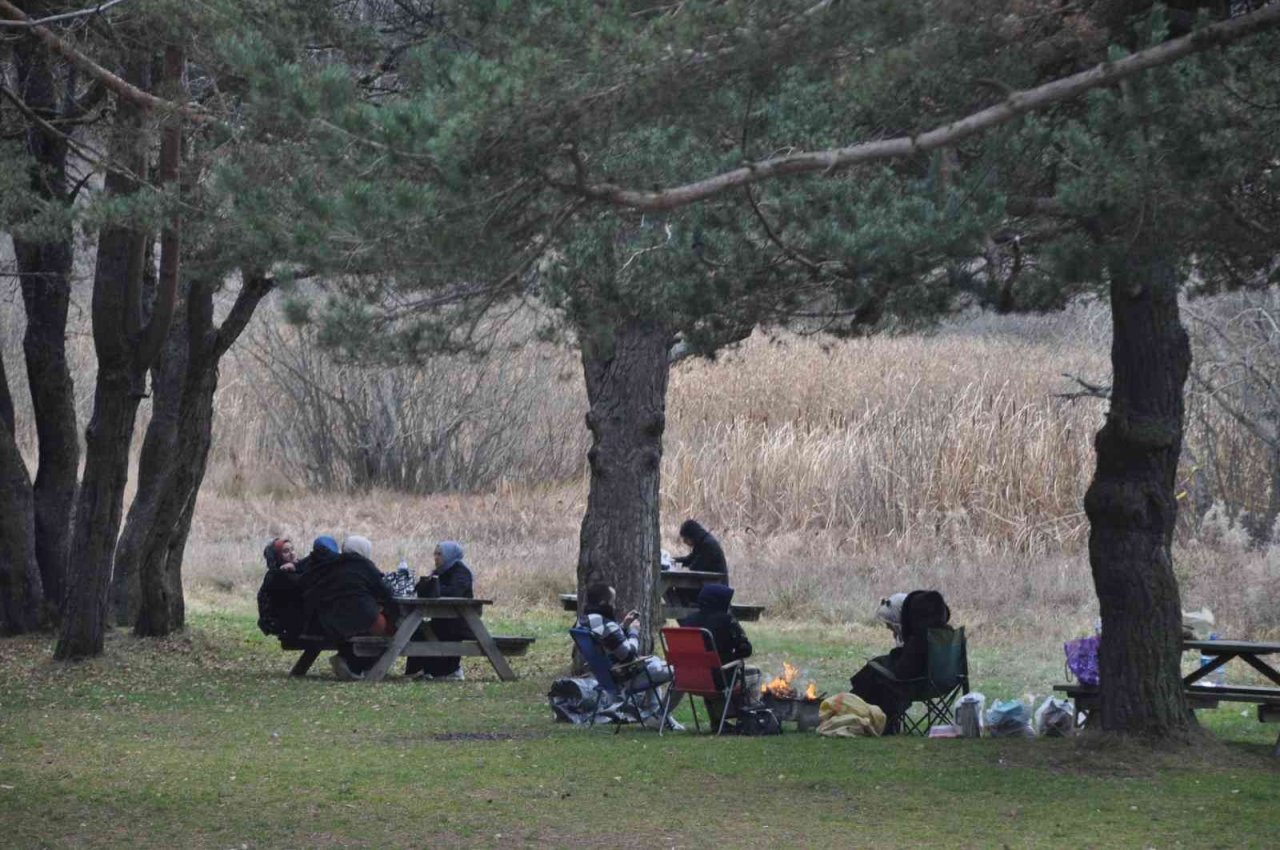 Abant Milli Parkı’nda ziyaretçiler sonbaharın keyfini çıkarıyor