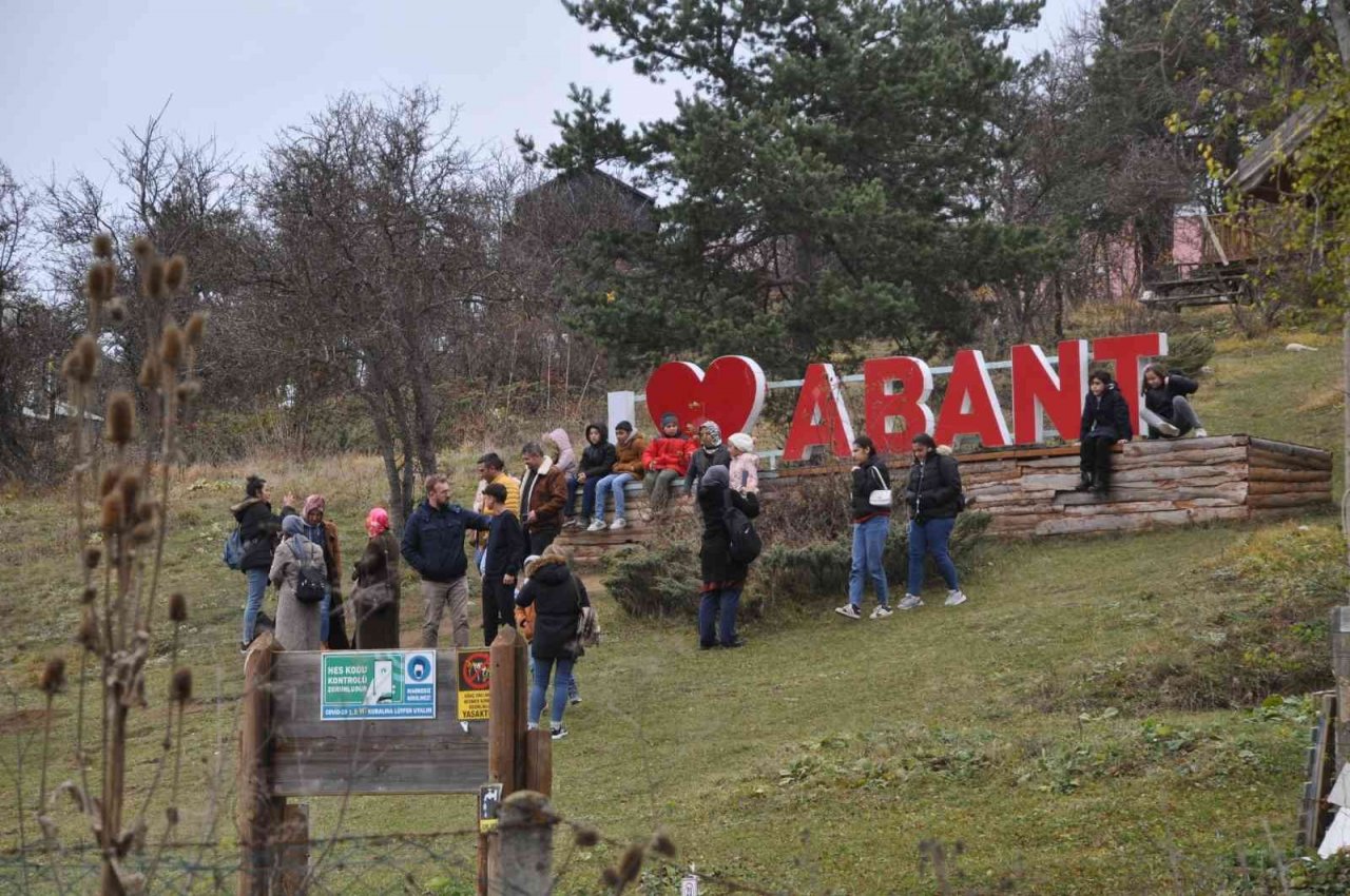 Abant Milli Parkı’nda ziyaretçiler sonbaharın keyfini çıkarıyor