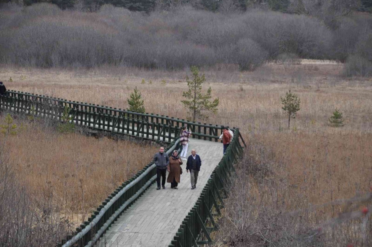 Abant Milli Parkı’nda ziyaretçiler sonbaharın keyfini çıkarıyor