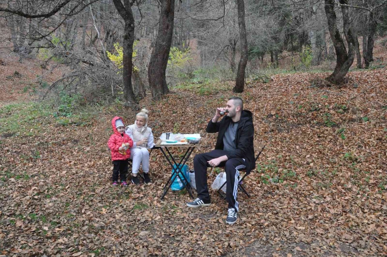 Abant Milli Parkı’nda ziyaretçiler sonbaharın keyfini çıkarıyor