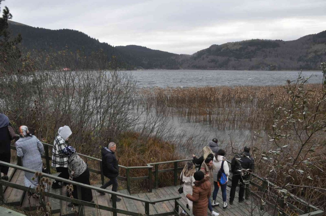 Abant Milli Parkı’nda ziyaretçiler sonbaharın keyfini çıkarıyor